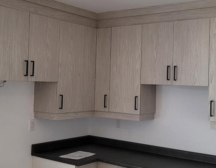Nous assurons une installation professionnelle d’armoire de cuisine.